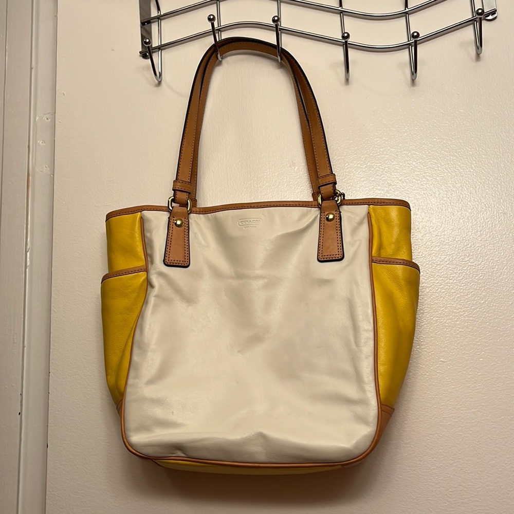 Coach tote  grate condition in white and yellow all leather